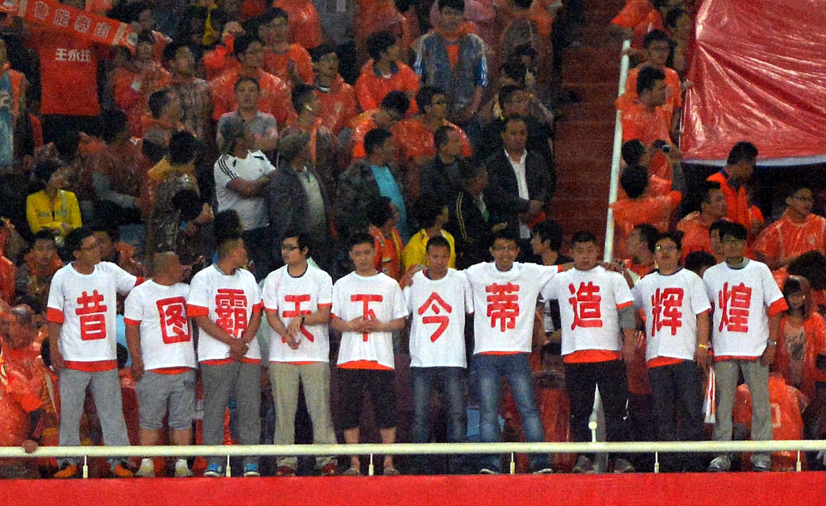 球员在比赛中击败实力强劲对手赢得胜利(在比赛中,对运球的队员发生一起违反体育道德) 球员在比赛中击败实力强劲对手赢得胜利(在比赛中,对运球的队员发生一起违反体育道德)